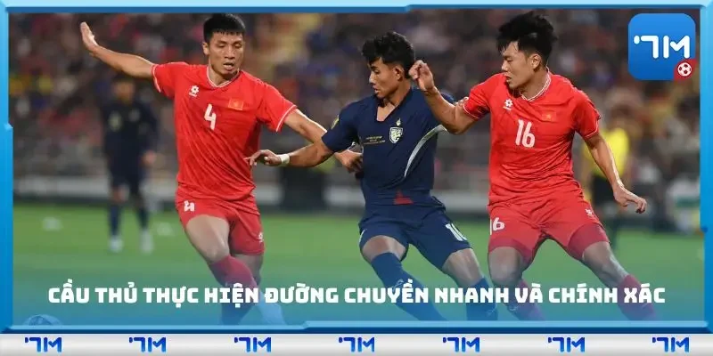 Cầu thủ thực hiện đường chuyền nhanh và chính xác